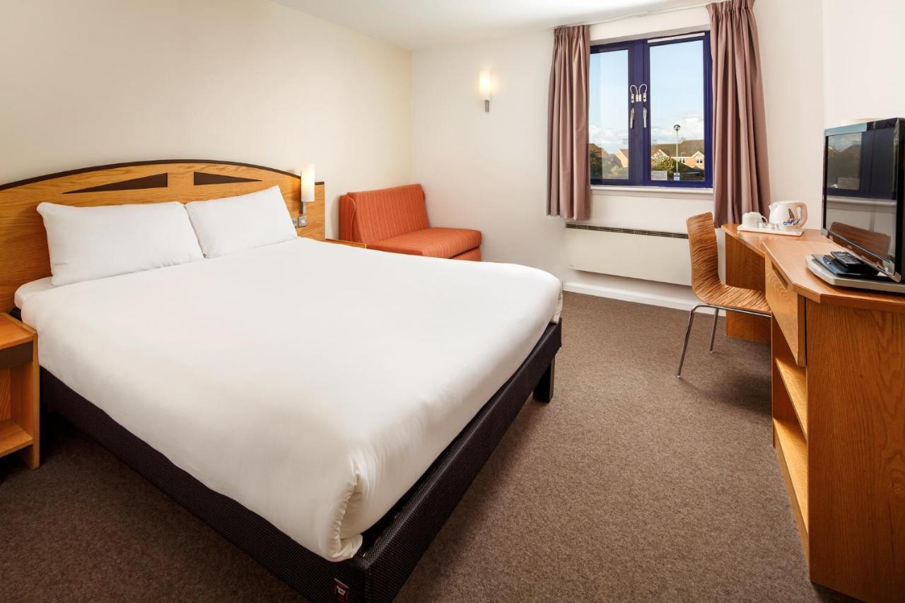 Ibis Wellingborough Hotel Bagian luar foto