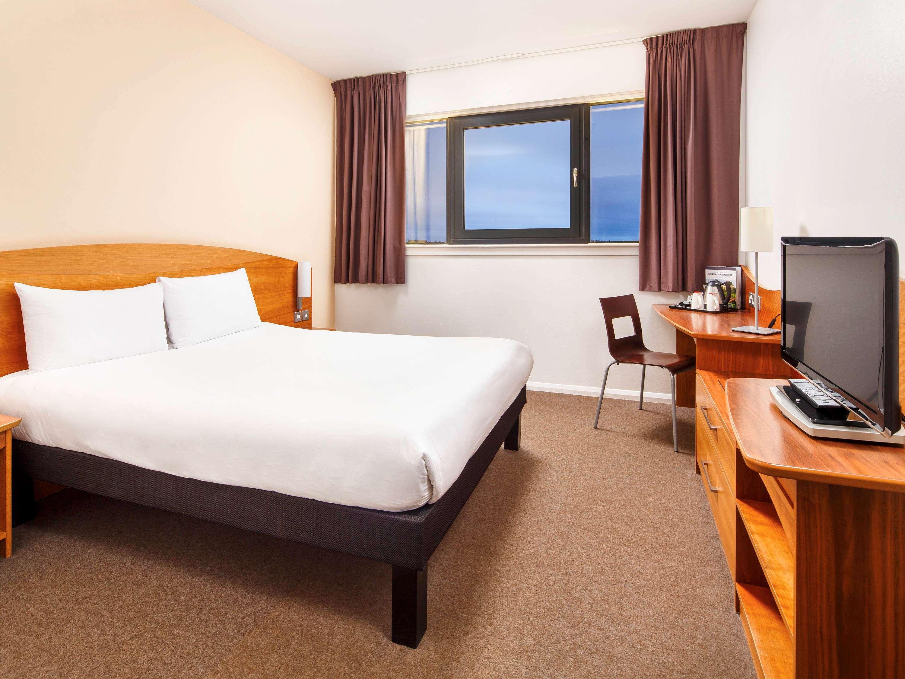 Ibis Wellingborough Hotel Bagian luar foto