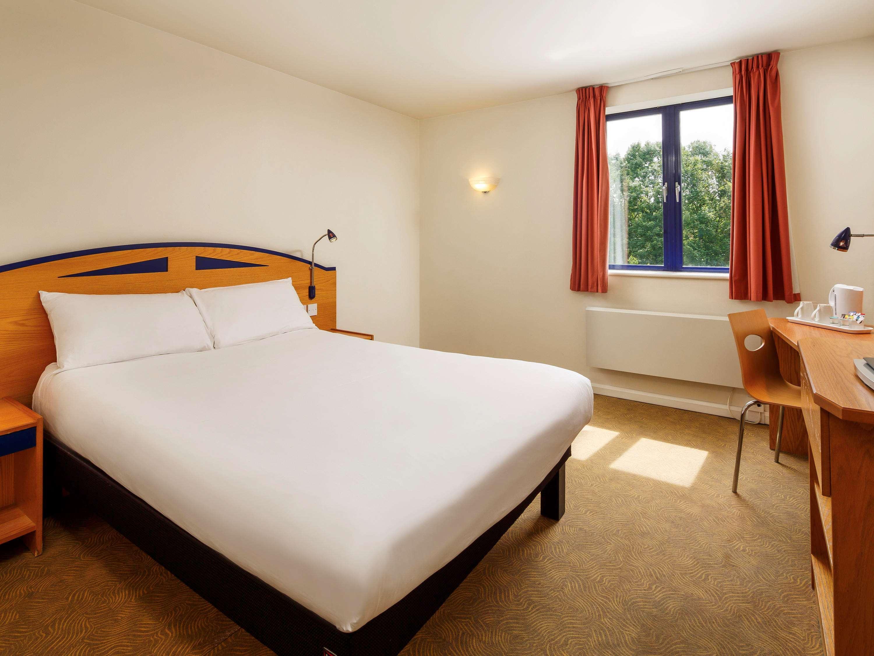 Ibis Wellingborough Hotel Bagian luar foto