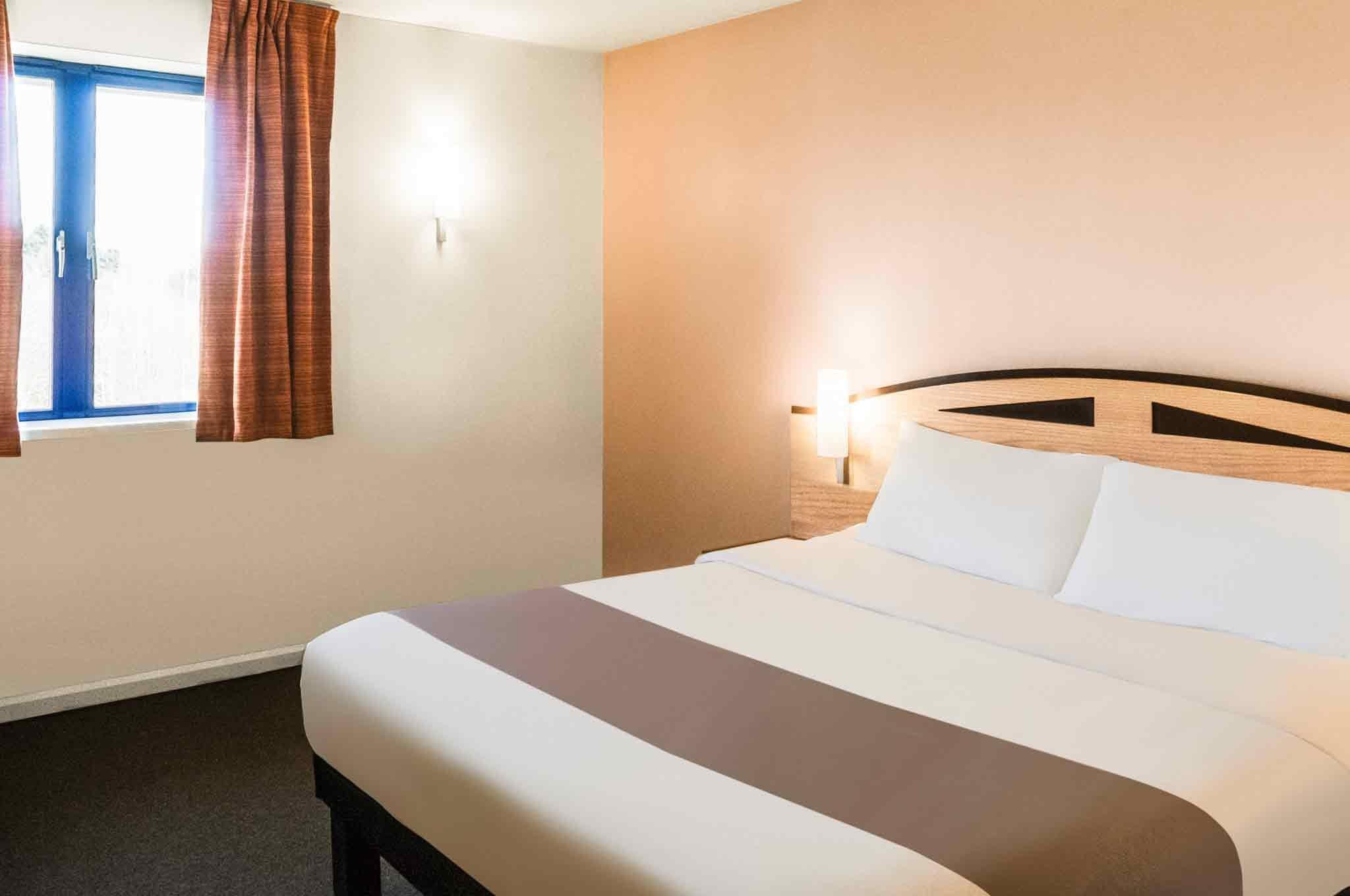Ibis Wellingborough Hotel Bagian luar foto