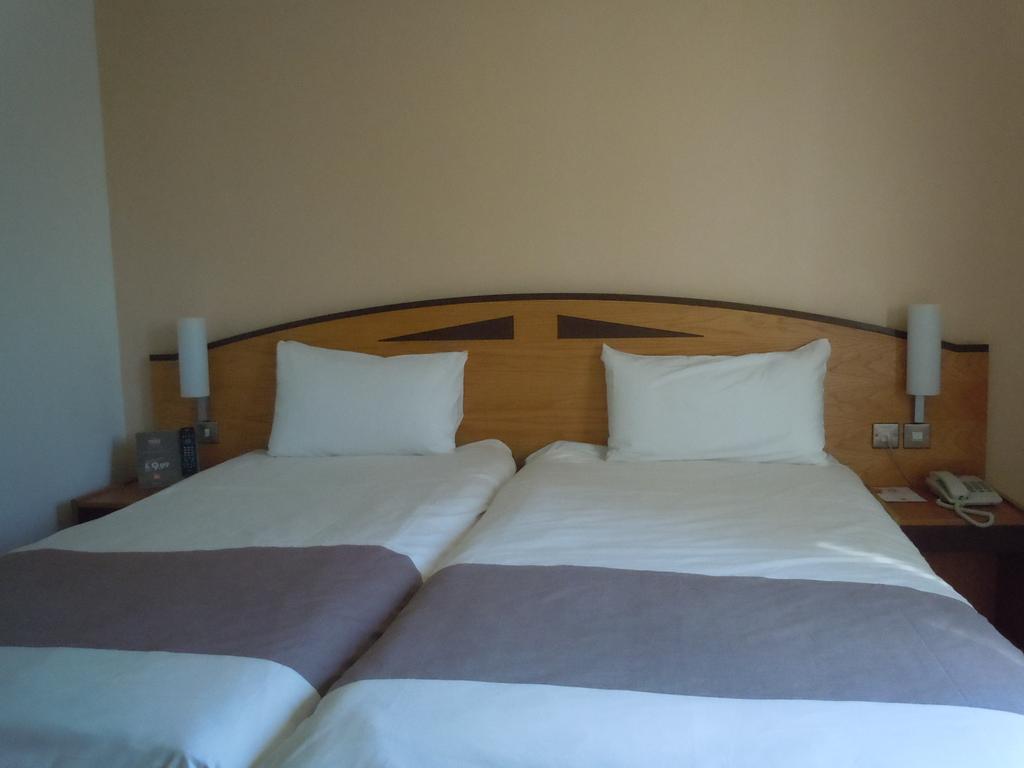 Ibis Wellingborough Hotel Bagian luar foto