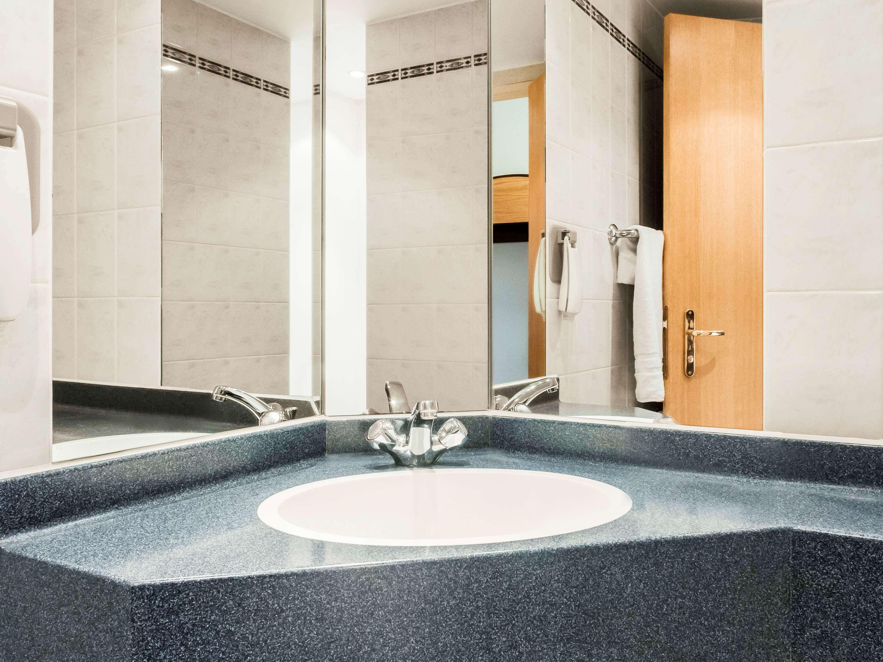 Ibis Wellingborough Hotel Bagian luar foto