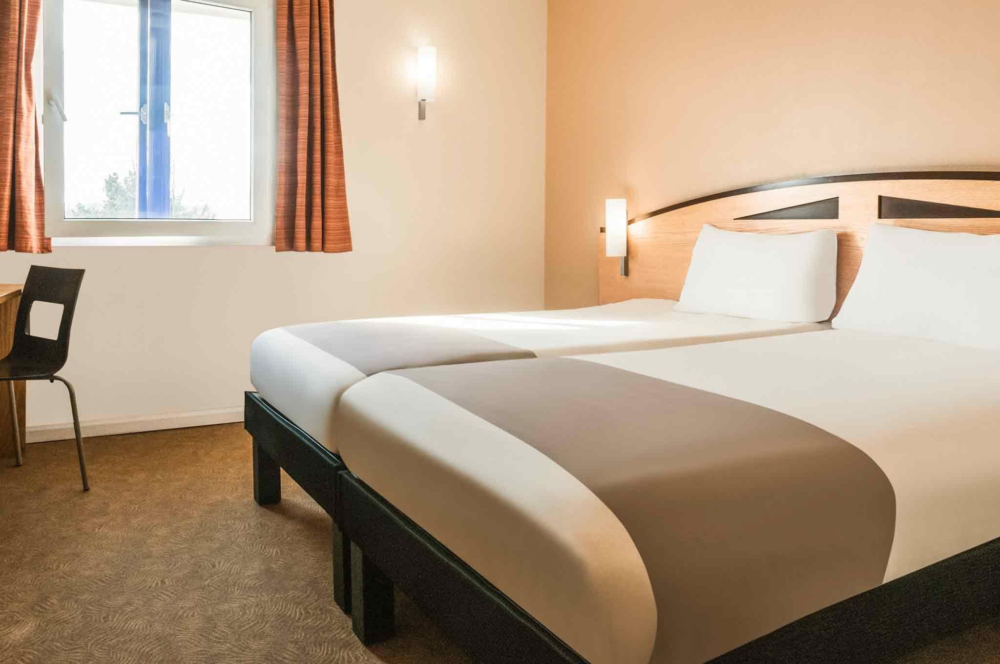 Ibis Wellingborough Hotel Bagian luar foto