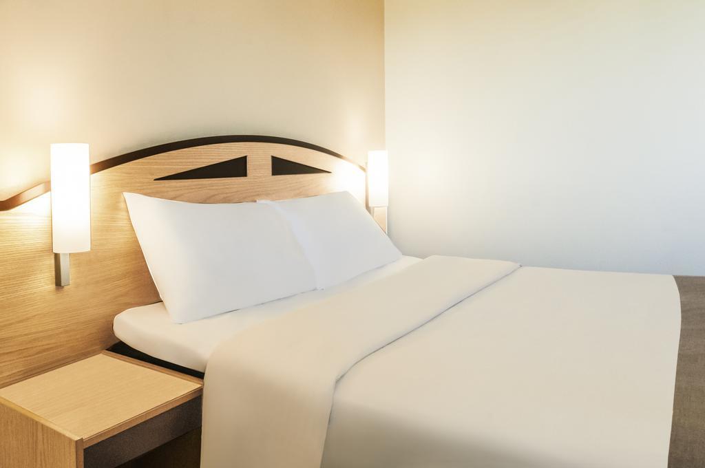 Ibis Wellingborough Hotel Bagian luar foto