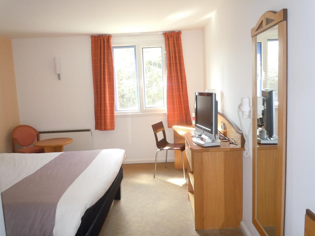 Ibis Wellingborough Hotel Bagian luar foto