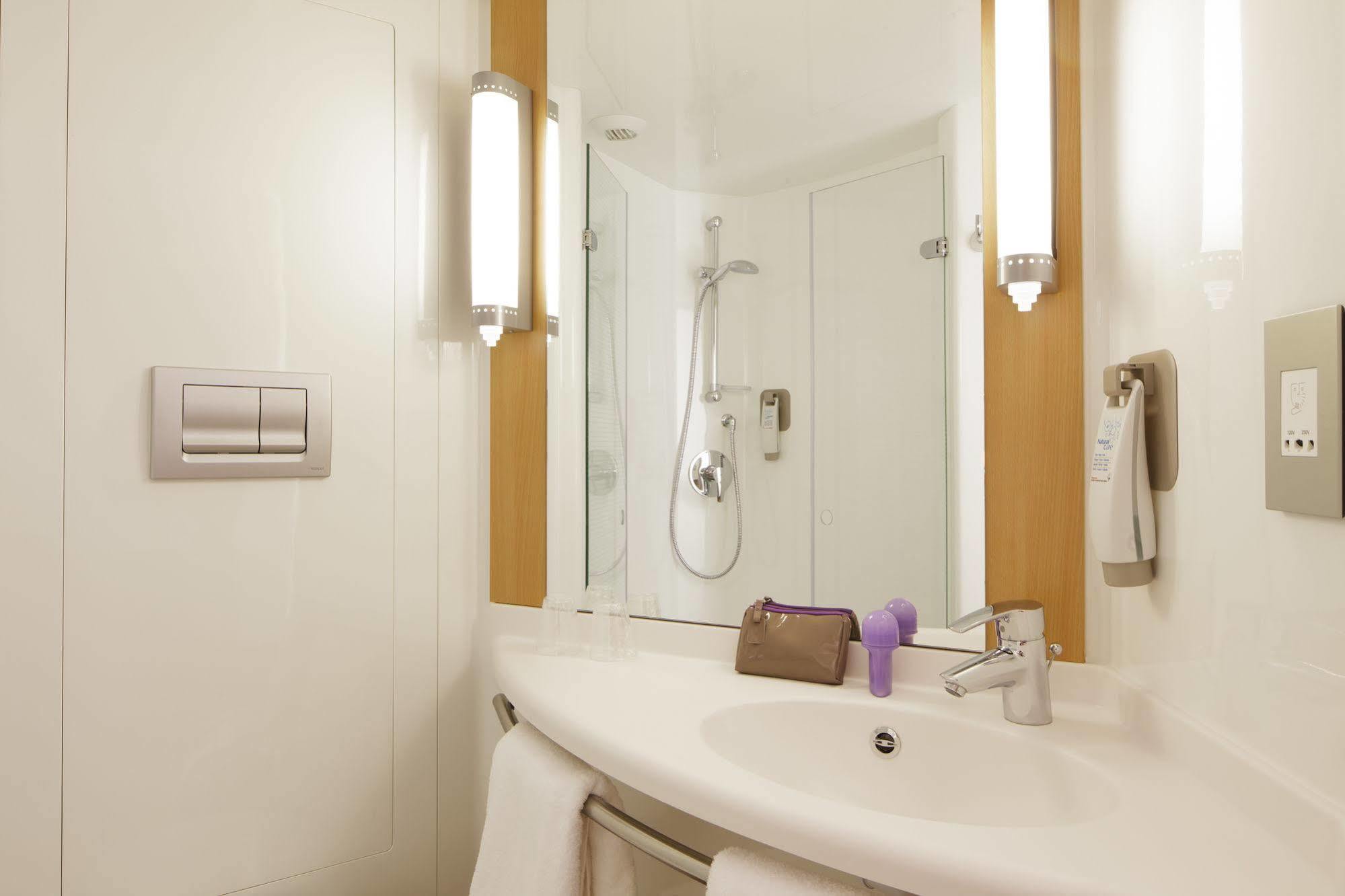 Ibis Wellingborough Hotel Bagian luar foto